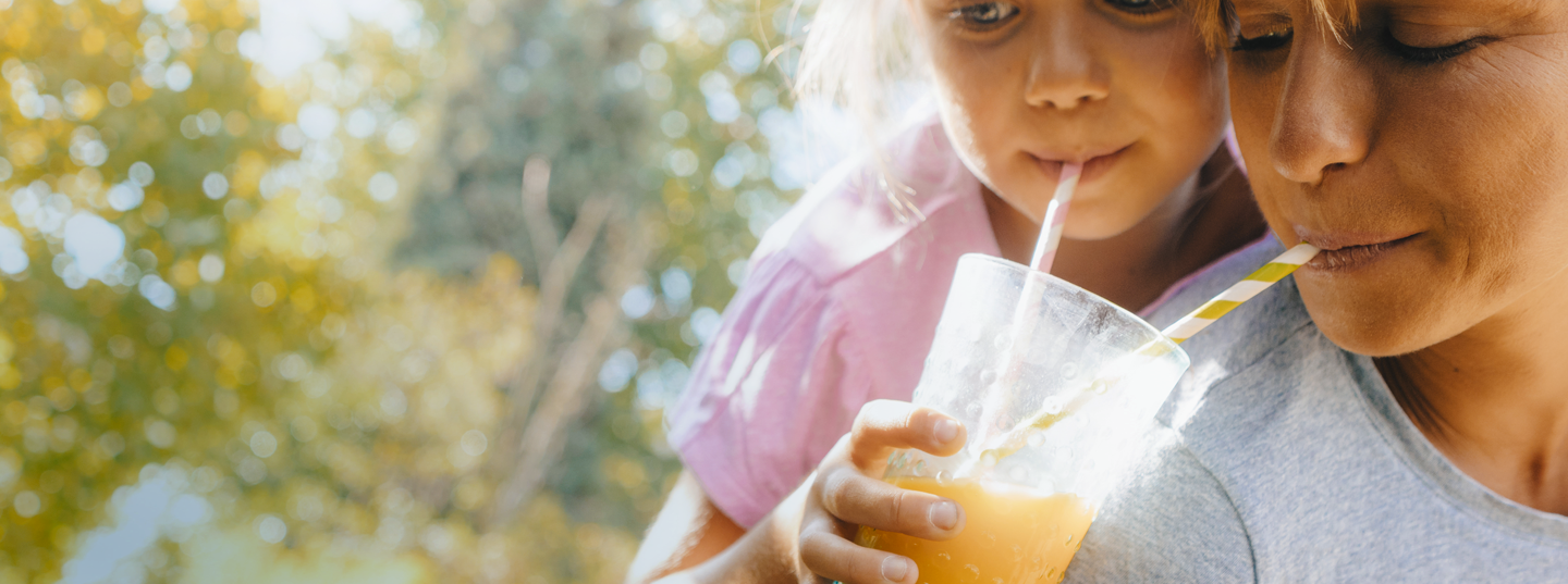 Jus de fruit entre mère et fille