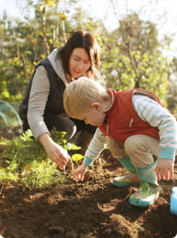 Mère et Fils jardinant